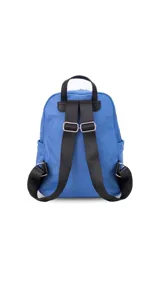 Mochila negra de nylon con cierre principal y dos bolsillos frontales con cierre.
