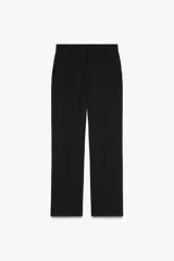Pantalón negro de tiro medio con trabillas en la cintura, bolsillos delanteros, pierna recta y cierre frontal con cremallera, botón y gancho metálico.