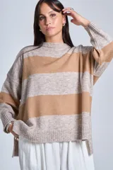 Sweater de punto a rayas horizontales color beige y marrón, de corte amplio y cuello redondo.