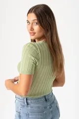 Remera verde de punto con cuello redondo y mangas cortas.