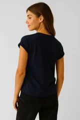 Remera verde militar de algodón con estampado de flores y texto en color crema.