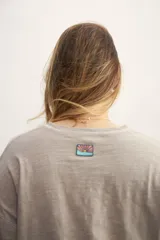 Remera color verde agua, de corte holgado y mangas cortas con dobladillo.