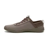 Zapatillas urbanas de hombre color marrón topo, con capellada de nobuk recubierto de PU, forro 100% reciclado postindustrial, plantilla de espuma EVA suave, suela de goma duradera y construcción Strobel.