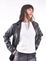 Remera blanca de algodón con cuello redondo y mangas cortas.