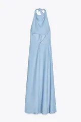 Vestido midi celeste con cuello halter con lazada y espalda descubierta.