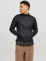 Campera negra de cuero sintético con cuello mao, cierre frontal con cremallera, bolsillos laterales y en el pecho con cremallera, mangas largas con detalle de costuras en los hombros.