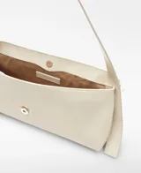 Bolso de hombro tipo baguette color blanco hueso, con textura craquelada y acabado brillante. Cierre magnético con solapa frontal y asa corta regulable.
