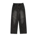 Jean de mezclilla color negro lavado, corte ancho y holgado, caracterizado por costuras diagonales pronunciadas en la parte delantera de las piernas que crean un efecto de paneles o cortes asimétricos.