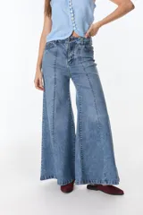 Pantalón de jean celeste con corte acampanado, tiro alto y bolsillos delanteros y traseros.
