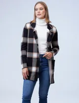 Cardigan tejido de mujer, color negro con diseño de cuadros grandes en blanco y beige/tostado. Presenta cuello con solapa y abertura frontal con botones, y bolsillos aplicados.