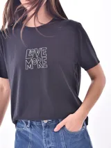 Remera negra de manga corta, corte recto, con estampado frontal que dice "LOVE MORE" con corazones estilizados.