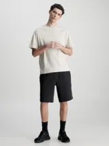 Shorts deportivos negros de Calvin Klein, confeccionados en mezcla de algodón orgánico, con cintura elástica, bolsillos laterales y logo grabado en la pierna.