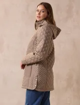 Campera capitoneada color beige, marca Weatherproof, con capucha desmontable, cierre central, bolsillos delanteros con cierre, tajo lateral con botones y forro interno a tono.