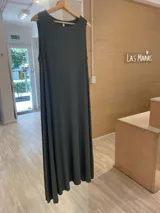 Vestido midi color gris oscuro, sin mangas y con cuello redondo. Confeccionado en tejido de morley y viscosa, de corte amplio y caída suave.