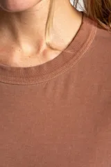 Vestido largo color visón de algodón con cuello redondo y mangas cortas. Presenta un tajo alto en el frente.