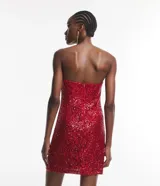 Vestido corto sin breteles, color rojo, cubierto de lentejuelas brillantes.