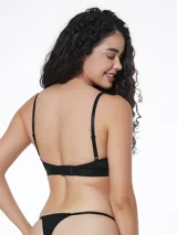 Soutien negro de microfibra sin aro ni relleno, con breteles finos regulables y espalda con cierre de gancho.