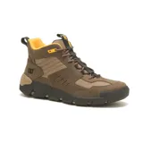 Bota Caterpillar Crail Sport Mid color marrón con detalles en amarillo. Fabricada en nobuk engrasado con forro de malla de nailon suave y transpirable, plantilla de espuma acolchada y entresuela de EVA ligera. Suela de goma duradera para tracción y construcción Strobel.