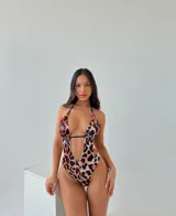 Body enterizo con estampado animal print de leopardo, con escote profundo en V y tiras finas.