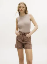 Body acanalado color rojo, de corte cavado con cuello a la base y espalda baja y abierta. Cierre inferior con botones a presión.