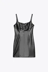 Vestido mini negro de cuero sintético, con escote recto, tirantes anchos y cierre frontal con lazada.