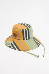 Gorro tipo bucket con estampado a rayas horizontales en tonos amarillo, negro, rosa, celeste y verde. Tiene cordones ajustables en los laterales.