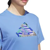 Remera de manga corta color azul celeste con cuello redondo y un estampado geométrico abstracto en tonos azul oscuro, celeste, rosa pálido y negro con textura de puntos.