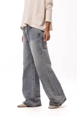 Jean de corte wide leg y tiro medio, con efecto lavado y apliques de brillos distribuidos en toda la prenda.