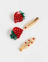 Set de cuatro accesorios para el pelo: dos broches con forma de fresa y dos hebillas con forma de piquito con estampado de fresas.