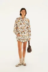 Short de algodón con estampado de hongos en tonos marrones.