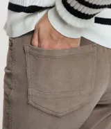 Pantalón skinny de terciopelo cotelê color marrón, con cintura mediana, bolsillos delanteros y traseros, cierre por botón y cremallera.
