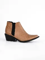 Botines marrones de cuero vacuno, con elástico lateral negro, punta fina y taco cuadrado de 5cm. Hechos en Uruguay.