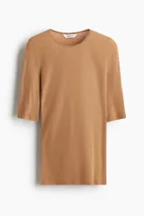 Remera larga de algodón pima color camel, de corte entallado, con cuello redondo y mangas al codo.