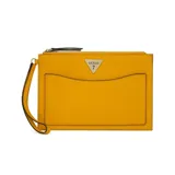 Billetera tipo sobre Guess Lathan color mostaza, con cierre superior y bolsillo externo. Incluye correa de muñeca desmontable y logo triangular metálico en el frente.