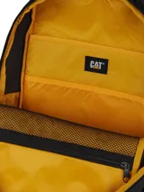 Mochila negra de estilo utilitario con compartimento principal acolchado para computador y múltiples bolsillos organizadores interiores. Presenta detalles en amarillo vibrante en las correas de compresión laterales y un parche con el logotipo de CAT en la parte inferior frontal.