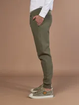 Pantalón jogging azul de corte ajustado.