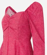Vestido midi de viscosa con estampado de lunares, escote corazón con fruncido en el busto, mangas largas y abertura lateral.