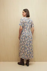 Vestido largo color verde oliva con estampado de hojas rosas, escote en V, botones al frente, mangas cortas y falda con leve vuelo.