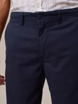 Bermuda de algodón y lino color beige, corte chino.