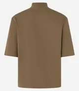 Remera femenina de algodón color marrón, con cuello alto en punto roma y mangas cortas con dobladillo.