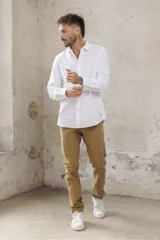 Pantalón chino color ocre, de corte recto y tiro medio.