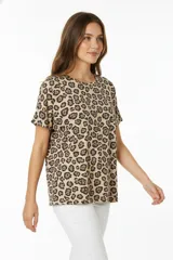 Remera de manga corta color beige con estampado animal print de leopardo en tonos marrones.