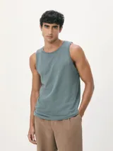 Musculosa azul de corte clásico, con cuello redondo y sisas amplias.