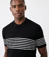 Polo de hombre slim fit, confeccionada en viscosa y poliamida, color negro con rayas horizontales blancas, cuello tradicional con botones y mangas cortas.