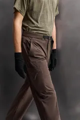 Pantalón de hombre color beige/caqui, de corte regular fit, confeccionado en tejido técnico compacto con elasticidad. Presenta cintura ajustable con cinturón a contraste, bolsillos frontales, bolsillo trasero con cierre de cremallera oculta y bolsillo cargo con cierre de cremallera oculta en la pernera.