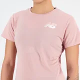 Remera de manga corta color rosa con ajuste atlético y detalles reflectantes, diseñada para actividades deportivas.