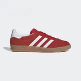 Championes Adidas Gazelle Indoor color rojo con detalles en blanco y suela color caramelo.