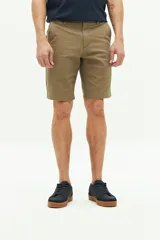 Bermuda de gabardina color verde militar, con bolsillos laterales y traseros, cierre con cremallera y botón, y trabillas para cinturón.