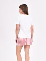 Conjunto de pijama compuesto por remera de mangas cortas y short con estampado a cuadros amarillos y blancos.