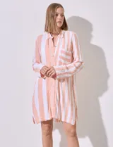 Camisola de lino estampado color naranja, con cuello de solapa, escote en V y mangas regulables.